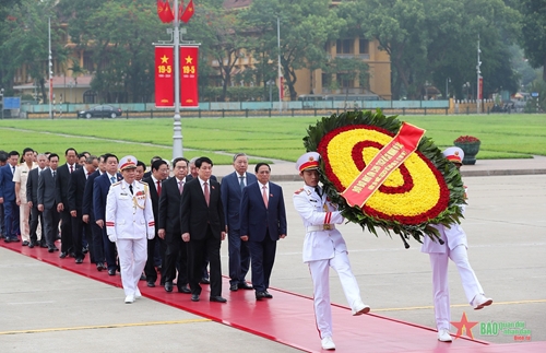 Đại biểu Quốc hội đặt vòng hoa và vào Lăng viếng Chủ tịch Hồ Chí Minh trước giờ khai mạc Kỳ họp thứ bảy